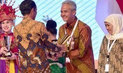 Perencana Pembangunan Terbaik Nasional, Ganjar Terima Penghargaan dari Jokowi