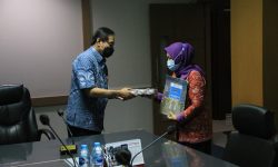 Penyerahan SK Pensiun Sri Rahayu