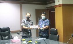 Penyerahan SK Pensiun Budi Raharjo