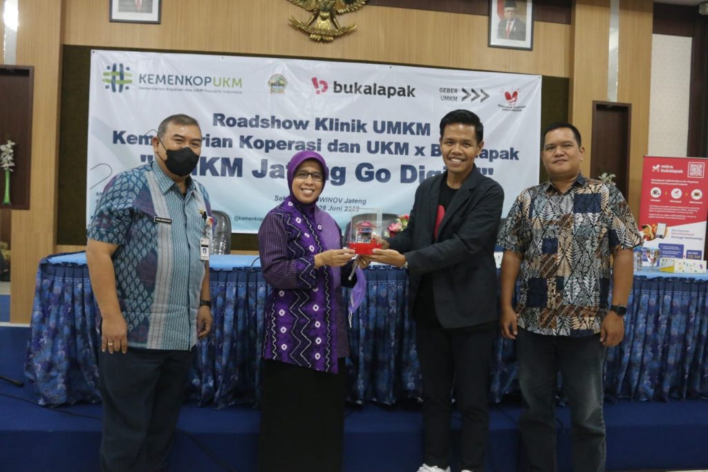 Pengembangan UMKM Jawa Tengah di Era Digitalisasi Melalui Roadshow Klinik UKM “UMKM Jateng Go Digital”