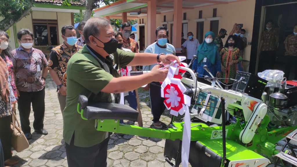 Bappeda Provinsi Jawa Tengah Kenalkan Inovasi Traktor Tangan Modifikasi Sistem Kontrol Jarak Jauh di Kabupaten Grobogan